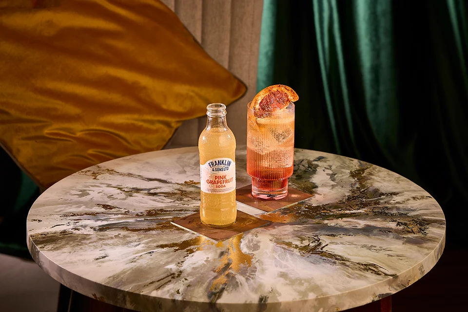 Oficiální lifestyle fotografie produktu F&S soda Grapefruit růžový 0,2l.