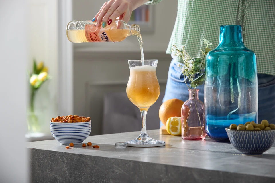 Oficiální lifestyle fotografie produktu F&S soda Grapefruit růžový 0,2l.
