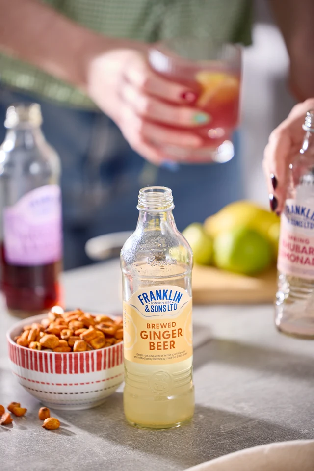 Oficiální lifestyle fotografie produktu F&S Ginger Beer 0,2l.