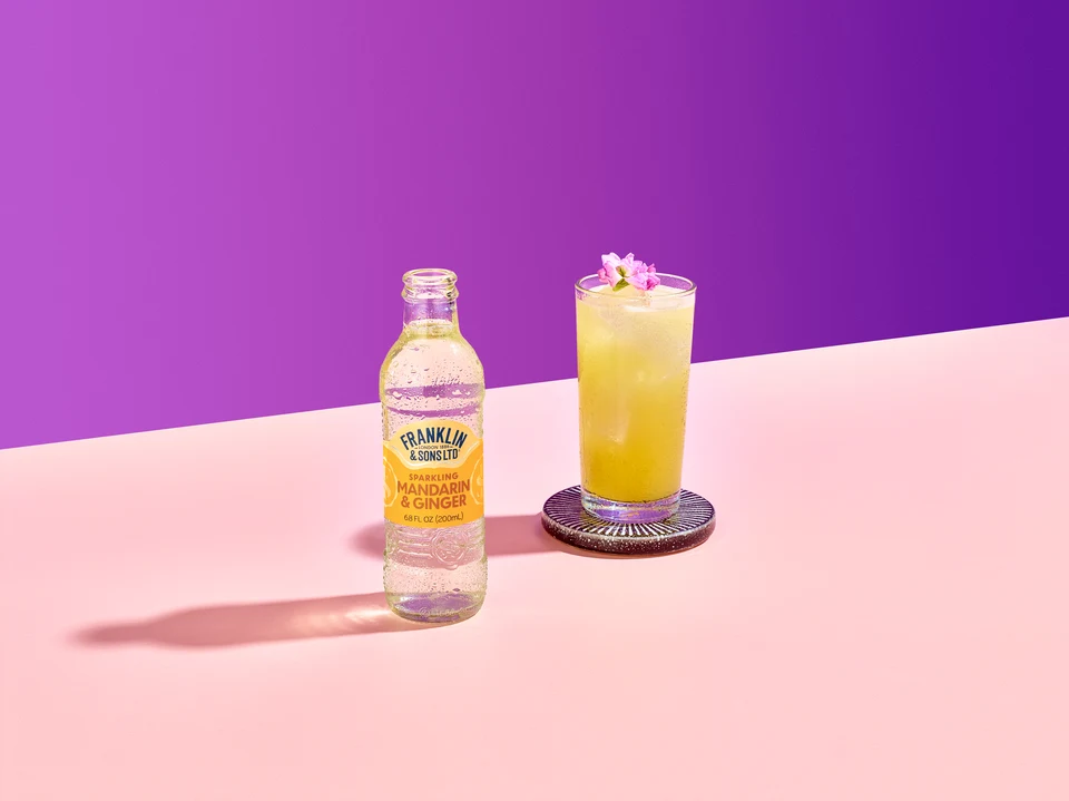 Oficiální lifestyle fotografie produktu F&S soda Mandarinka & Zázvor 0,2l.