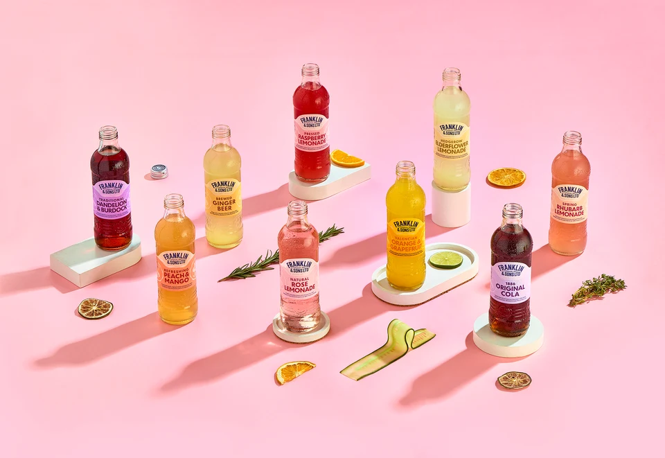 Oficiální skupinová lifestyle fotografie produktů F&S Ginger Beer 0,2l, F&S Ginger Beer plechovka 0,15l, F&S limonáda Pampeliška & Lopuch 0,275l, F&S limonáda Malina 0,275l, F&S limonáda Malina plechovka 0,25l, F&S limonáda Bezinka 0,275l, F&S limonáda Bezinka plechovka 0,25l, F&S limonáda Růže 0,275l, F&S limonáda Broskev & Mango 0,275l, F&S limonáda Jablko & Hruška 0,275l.