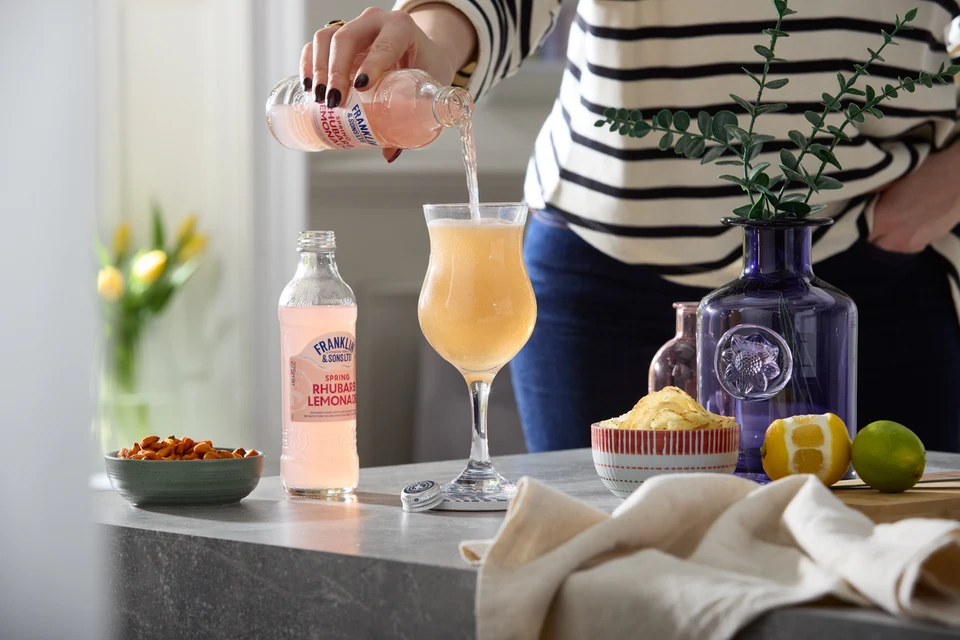 Oficiální lifestyle fotografie produktu F&S limonáda Růže 0,275l.