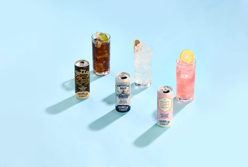 Oficiální skupinová lifestyle fotografie produktů F&S tonik Natural Indian 0,2l, F&S Ginger Beer 0,2l, F&S tonik Rebarbora & Ibišek 0,2l.