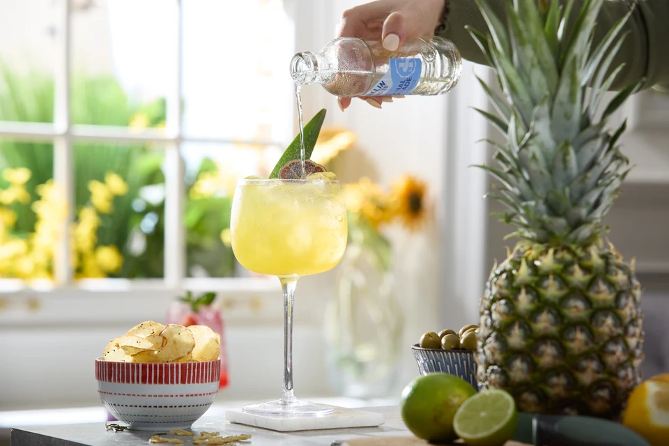 Oficiální lifestyle fotografie produktu F&S soda Ananas & Mandle 0,2l.