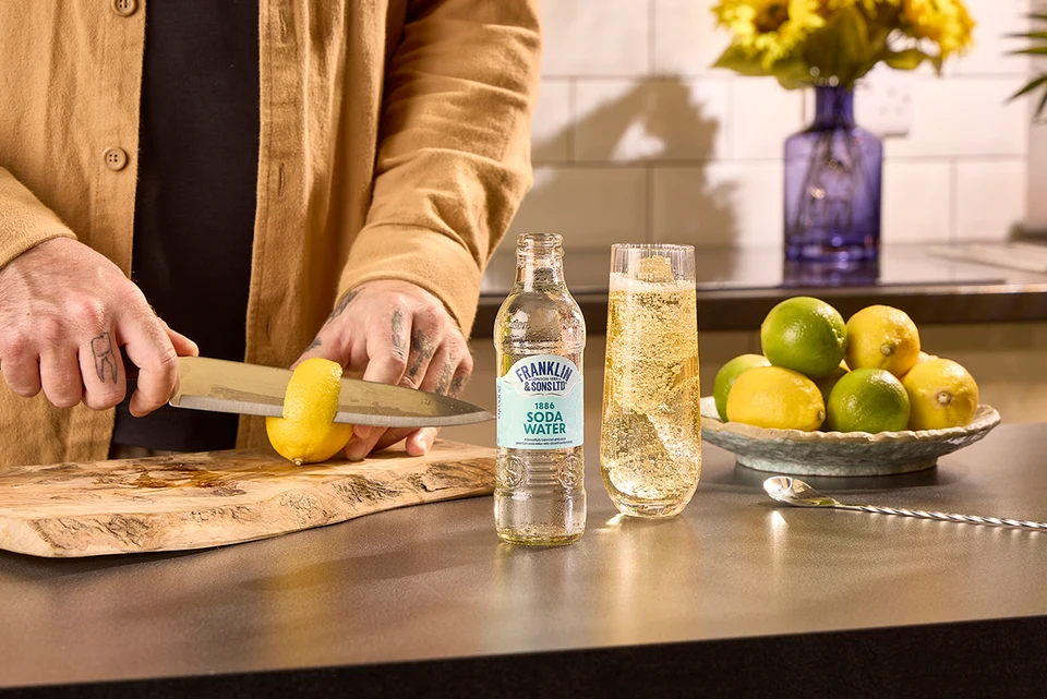 Oficiální lifestyle fotografie produktu F&S soda 0,2l.