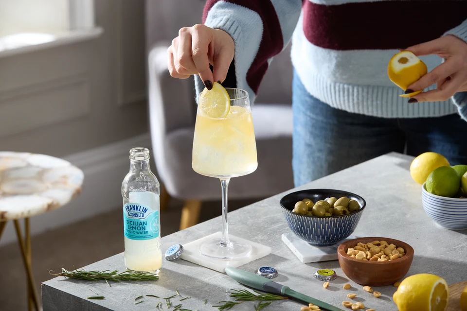 Oficiální lifestyle fotografie produktu F&S tonik Bezinka & Okurka 0,2l.