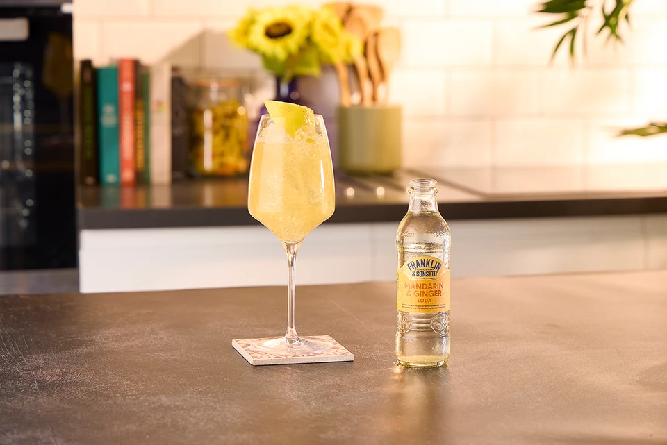 Oficiální lifestyle fotografie produktu F&S soda Mandarinka & Zázvor 0,2l.
