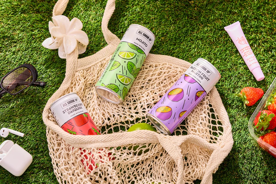 Oficiální skupinová lifestyle fotografie produktů Ready to Drink Passion Fruit Martini 3,4%, Ready to Drink Strawberry Daiquiri 3,4%, Ready to Drink Mojito 3,4%, Ready to Drink Pina Colada 3,4%.