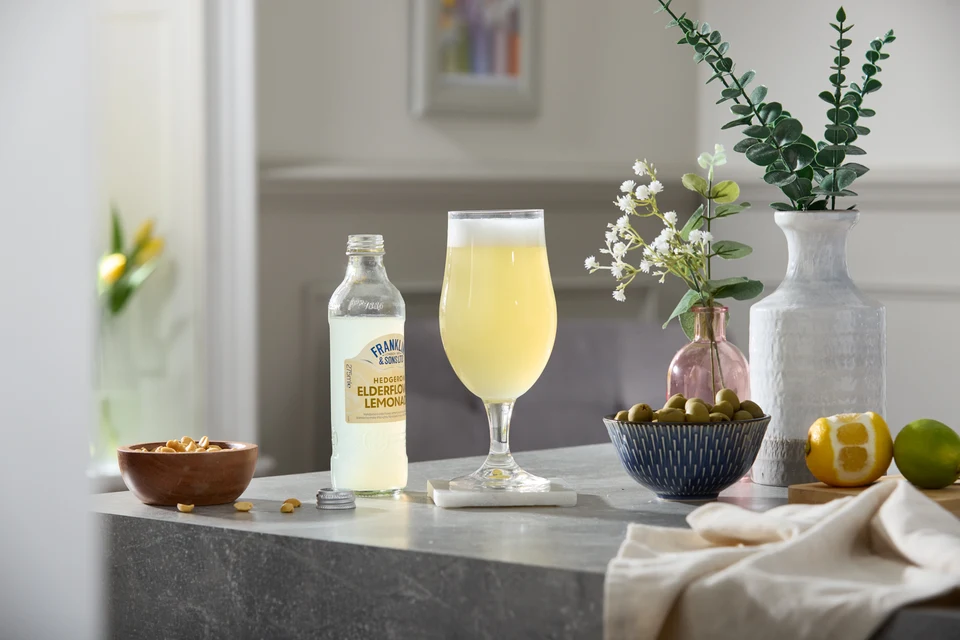 Oficiální lifestyle fotografie produktu F&S limonáda Bezinka 0,275l.