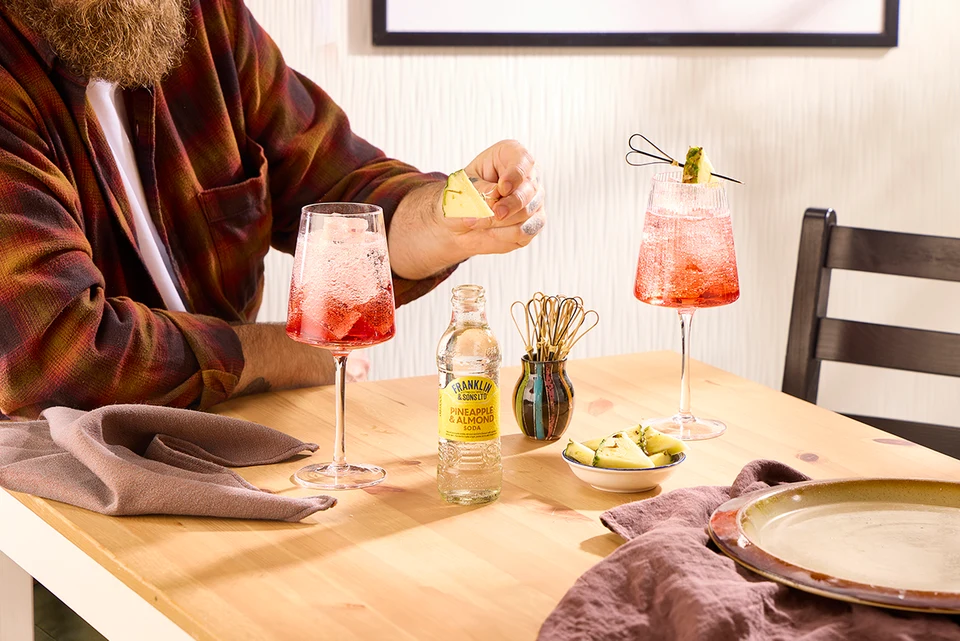 Oficiální lifestyle fotografie produktu F&S soda Ananas & Mandle 0,2l.