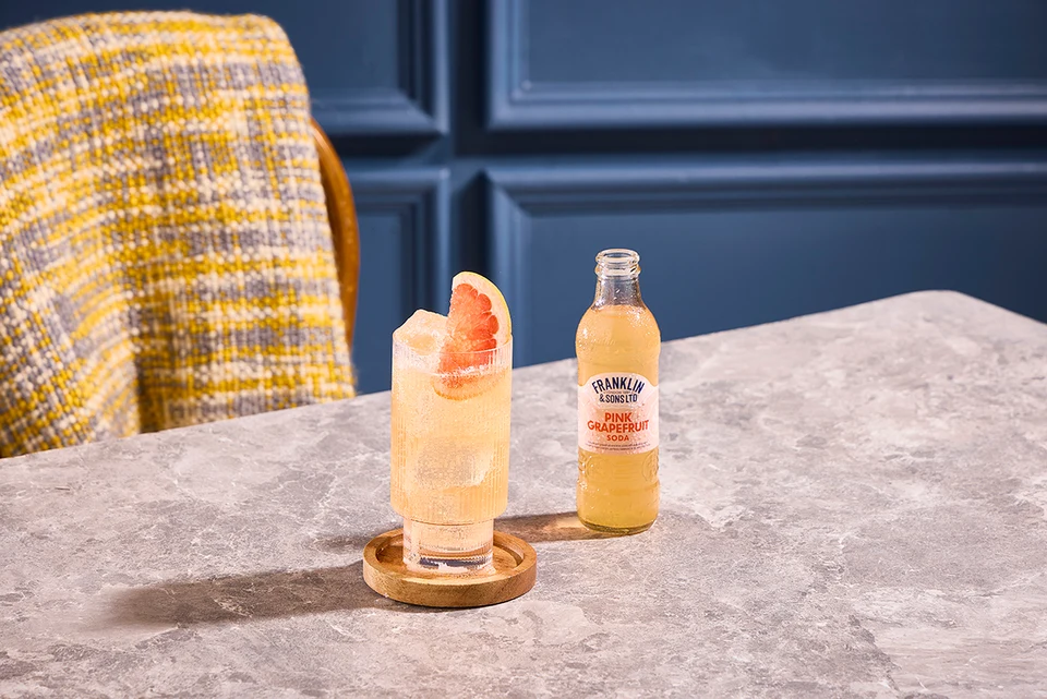 Oficiální lifestyle fotografie produktu F&S soda Grapefruit růžový 0,2l.