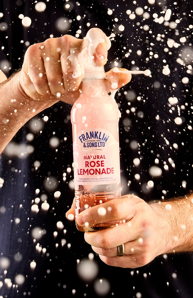 Oficiální lifestyle fotografie produktu F&S limonáda Růže 0,275l.