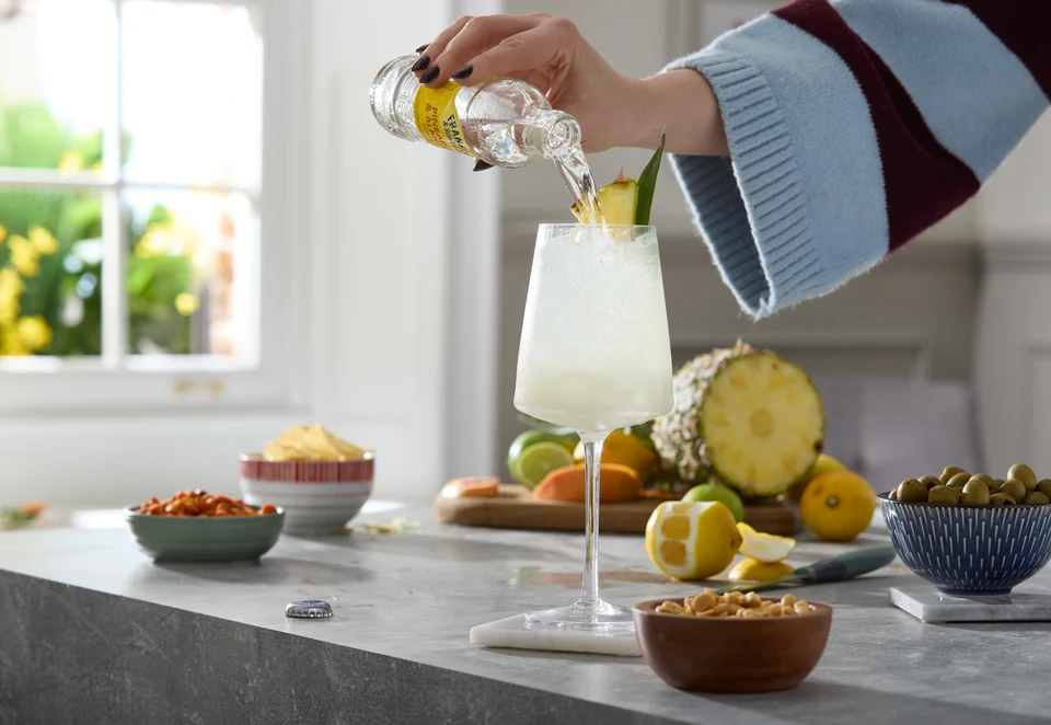 Oficiální lifestyle fotografie produktu F&S soda Ananas & Mandle 0,2l.