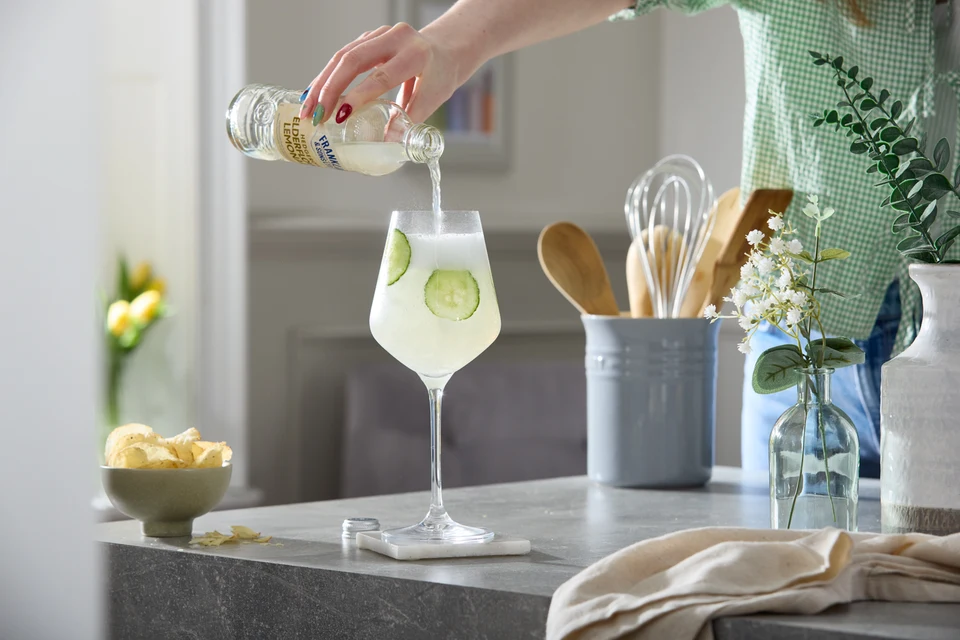 Oficiální lifestyle fotografie produktu F&S limonáda Bezinka 0,275l.