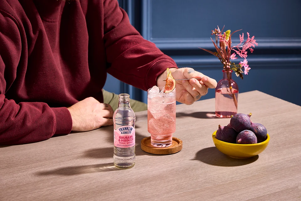 Oficiální lifestyle fotografie produktu F&S tonik Rebarbora & Ibišek 0,2l.