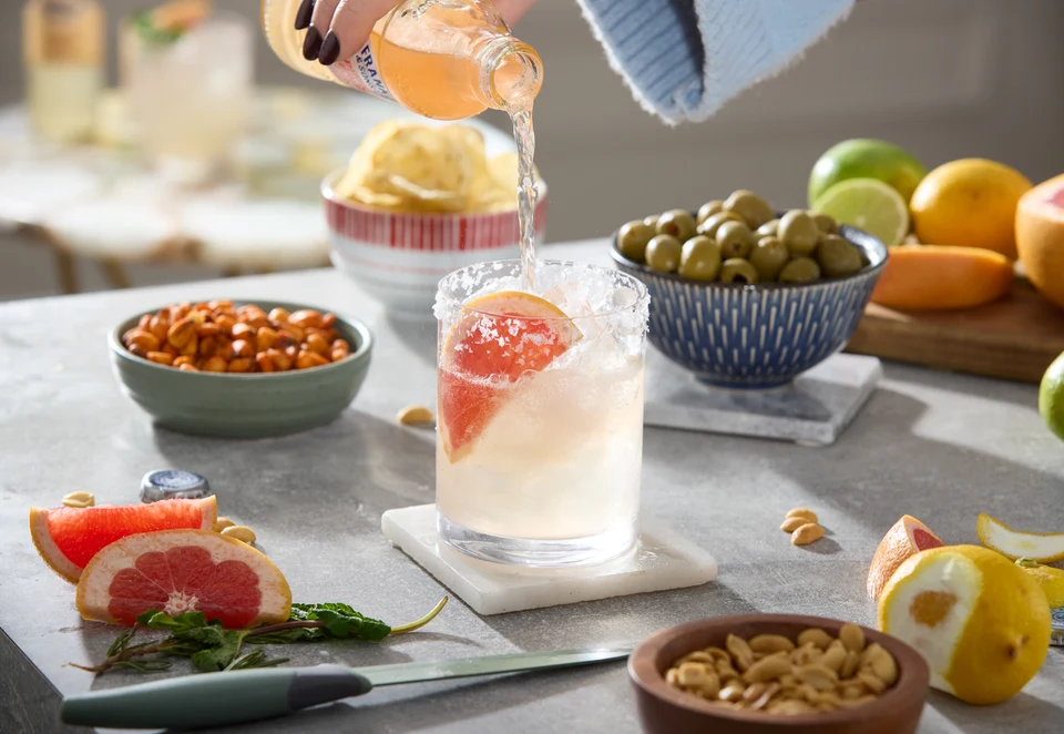 Oficiální lifestyle fotografie produktu F&S soda Grapefruit růžový 0,2l.