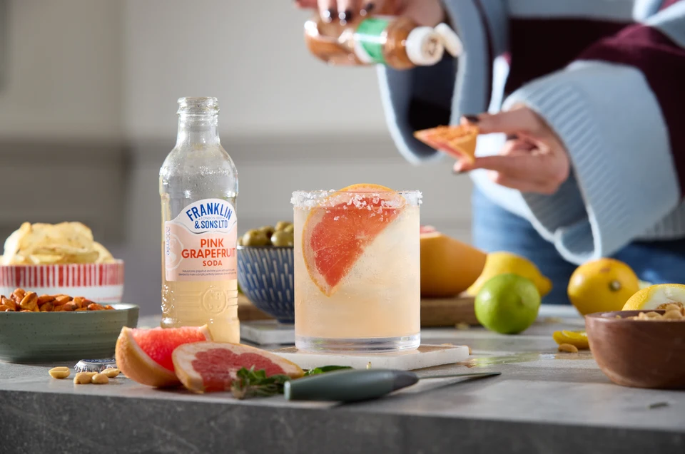 Oficiální lifestyle fotografie produktu F&S soda Grapefruit růžový 0,2l.