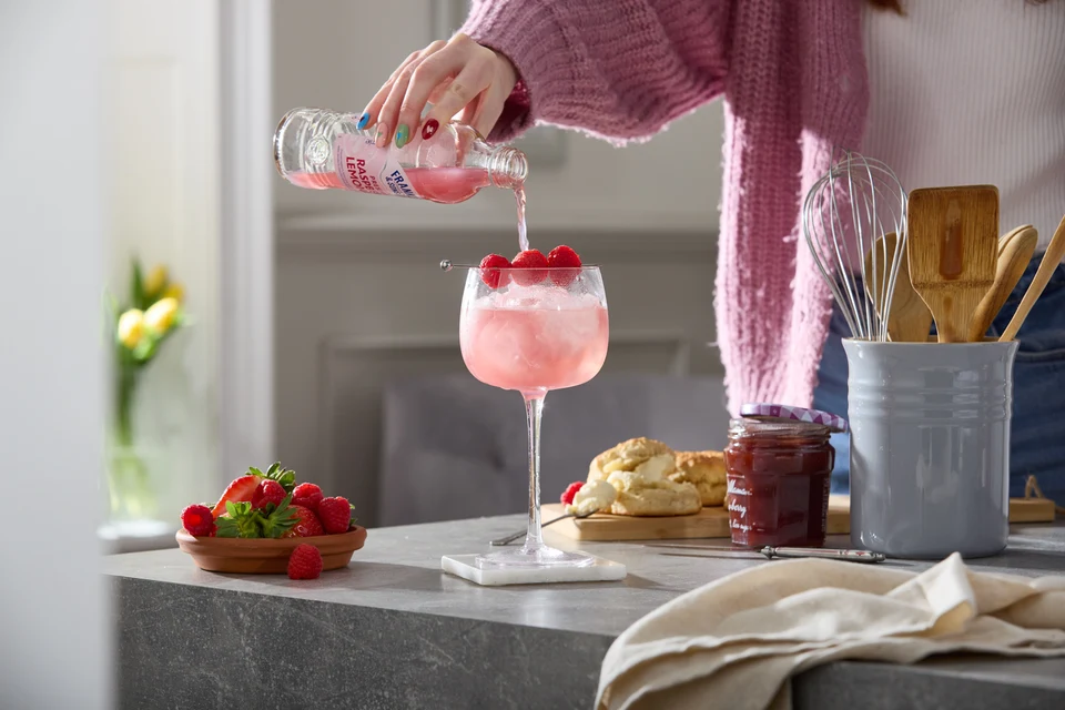 Oficiální lifestyle fotografie produktu F&S limonáda Malina 0,275l.