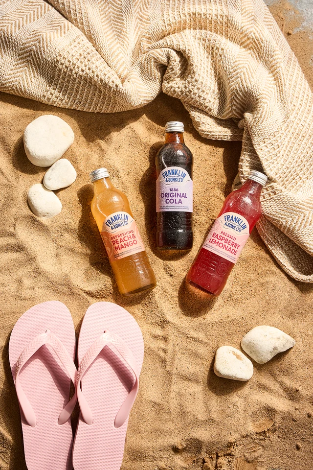 Oficiální skupinová lifestyle fotografie produktů F&S Ginger Beer 0,2l, F&S Ginger Beer plechovka 0,15l, F&S limonáda Pampeliška & Lopuch 0,275l, F&S limonáda Malina 0,275l, F&S limonáda Malina plechovka 0,25l, F&S limonáda Bezinka 0,275l, F&S limonáda Bezinka plechovka 0,25l, F&S limonáda Růže 0,275l, F&S limonáda Broskev & Mango 0,275l, F&S limonáda Jablko & Hruška 0,275l.