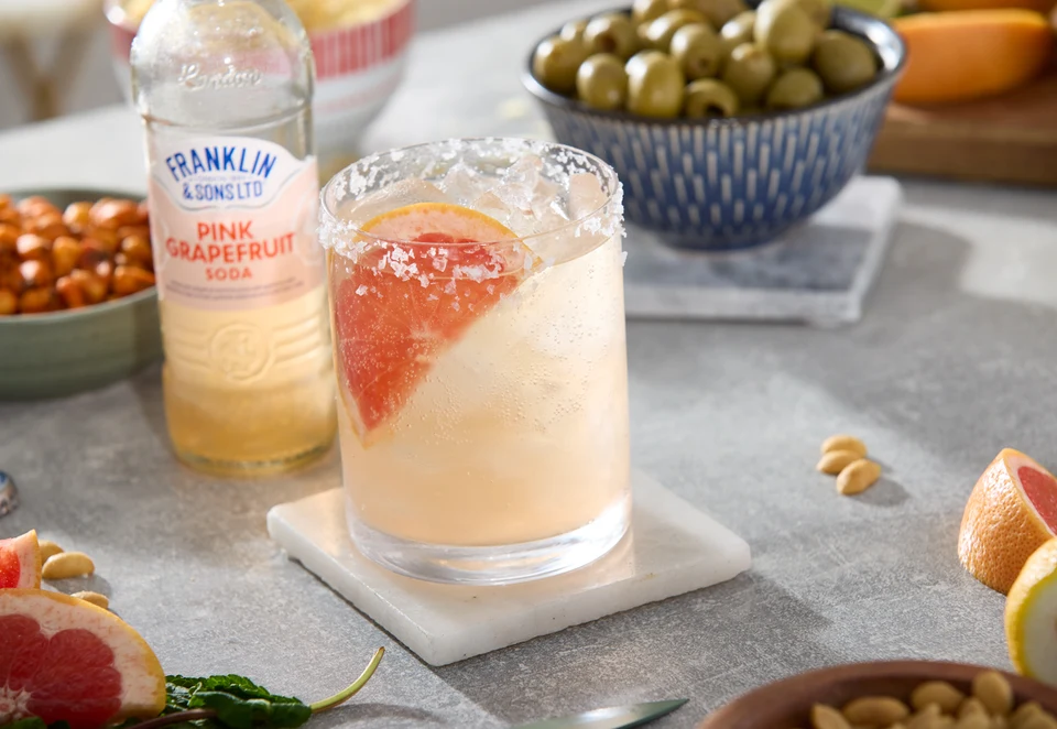Oficiální lifestyle fotografie produktu F&S soda Grapefruit růžový 0,2l.