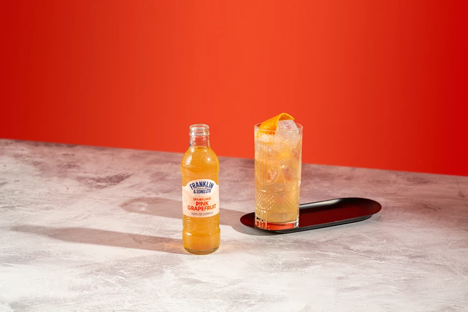 Oficiální lifestyle fotografie produktu F&S soda Grapefruit růžový 0,2l.