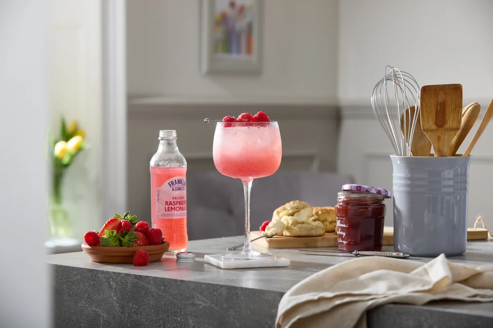 Oficiální lifestyle fotografie produktu F&S limonáda Malina 0,275l.