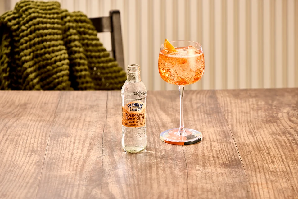 Oficiální lifestyle fotografie produktu F&S tonik Rosmarýn & Černá oliva 0,2l.