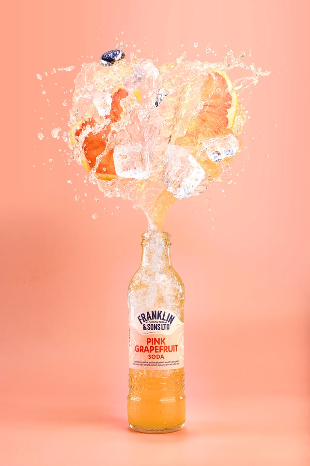 Oficiální lifestyle fotografie produktu F&S soda Mandarinka & Zázvor 0,2l.