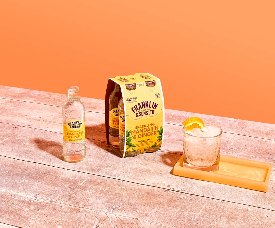 Oficiální lifestyle fotografie produktu F&S soda Mandarinka & Zázvor 0,2l.