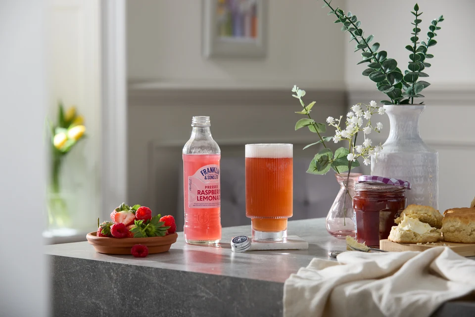 Oficiální lifestyle fotografie produktu F&S limonáda Malina 0,275l.