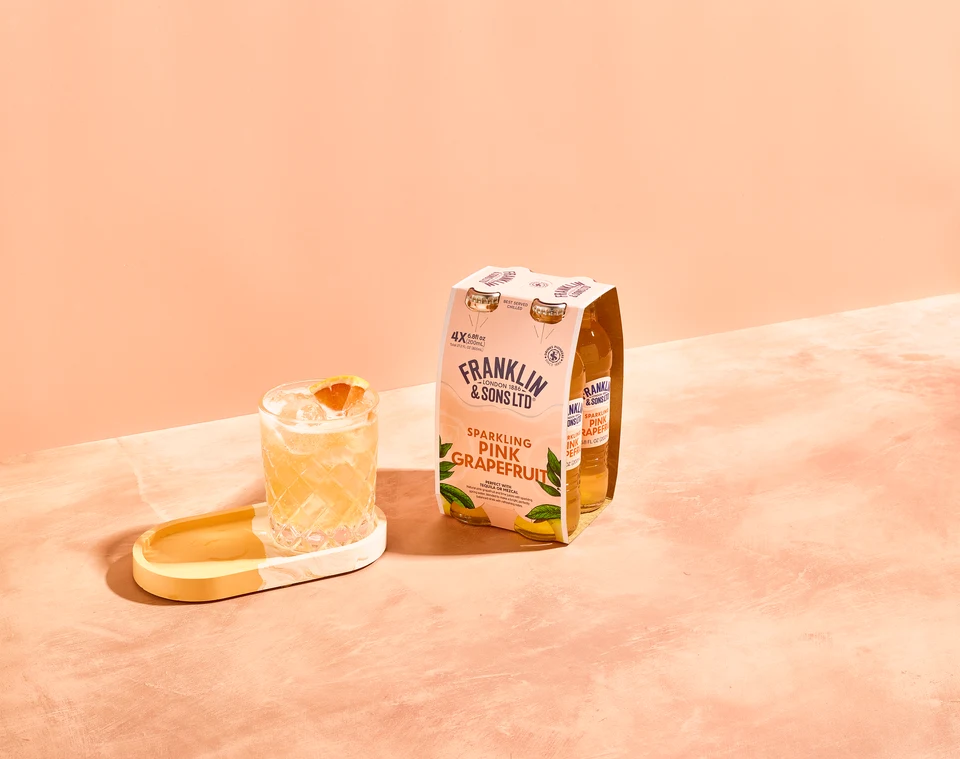 Oficiální lifestyle fotografie produktu F&S soda Grapefruit růžový 0,2l.