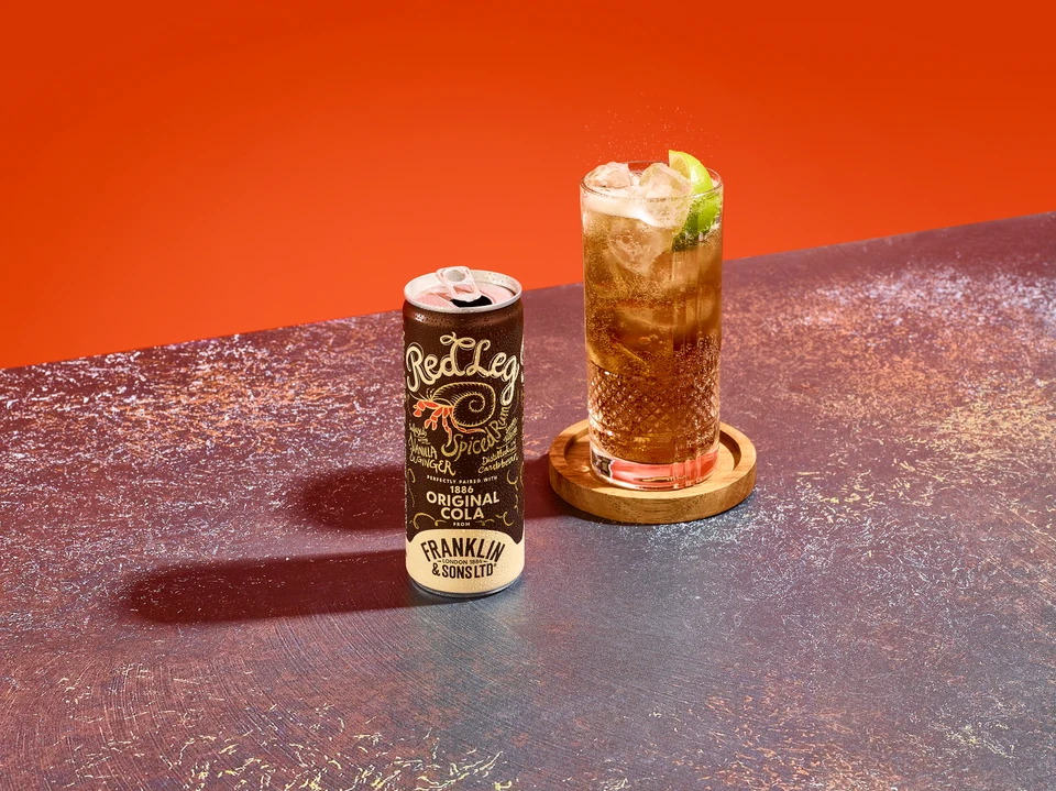 Oficiální skupinová lifestyle fotografie produktů F&S Ginger Beer 0,2l, F&S tonik Natural Indian 0,2l, F&S tonik Rebarbora & Ibišek 0,2l.