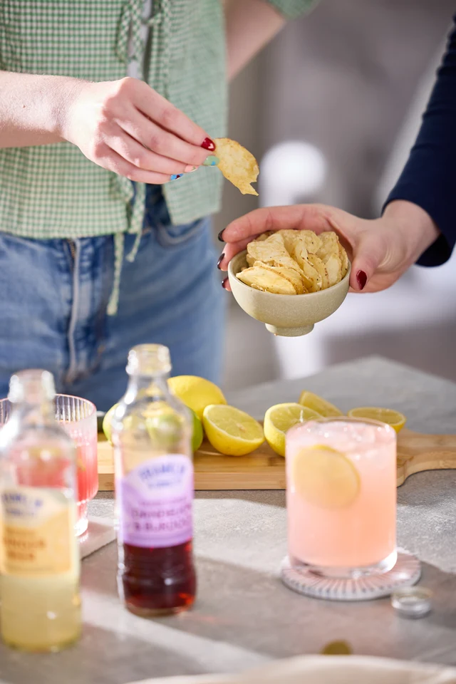 Oficiální skupinová lifestyle fotografie produktů F&S Ginger Beer 0,2l, F&S Ginger Beer plechovka 0,15l, F&S limonáda Pampeliška & Lopuch 0,275l, F&S limonáda Malina 0,275l, F&S limonáda Malina plechovka 0,25l, F&S limonáda Bezinka 0,275l, F&S limonáda Bezinka plechovka 0,25l, F&S limonáda Růže 0,275l, F&S limonáda Broskev & Mango 0,275l, F&S limonáda Jablko & Hruška 0,275l.
