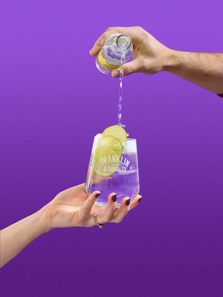 Oficiální lifestyle fotografie produktu F&S tonik Bezinka & Okurka 0,2l.
