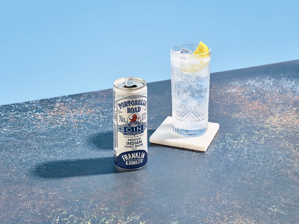 Oficiální skupinová lifestyle fotografie produktů F&S Ginger Beer 0,2l, F&S tonik Natural Indian 0,2l, F&S tonik Rebarbora & Ibišek 0,2l.