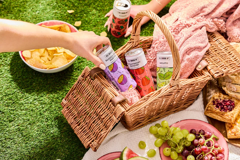 Oficiální skupinová lifestyle fotografie produktů Ready to Drink Passion Fruit Martini 3,4%, Ready to Drink Strawberry Daiquiri 3,4%, Ready to Drink Mojito 3,4%, Ready to Drink Pina Colada 3,4%.