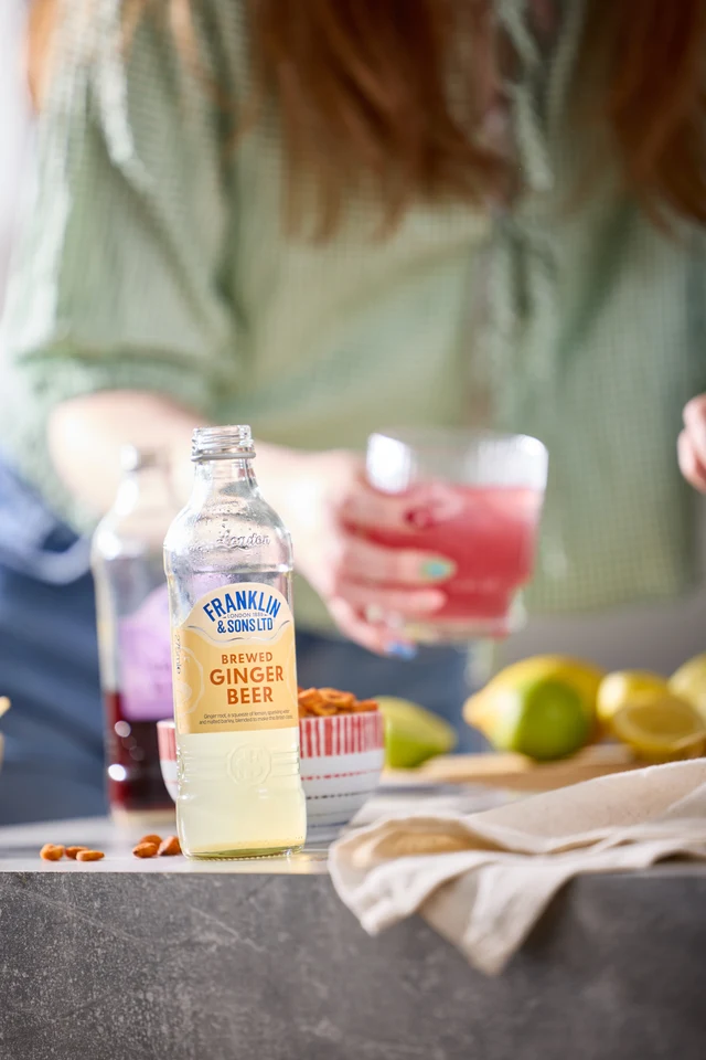 Oficiální lifestyle fotografie produktu F&S Ginger Beer 0,2l.