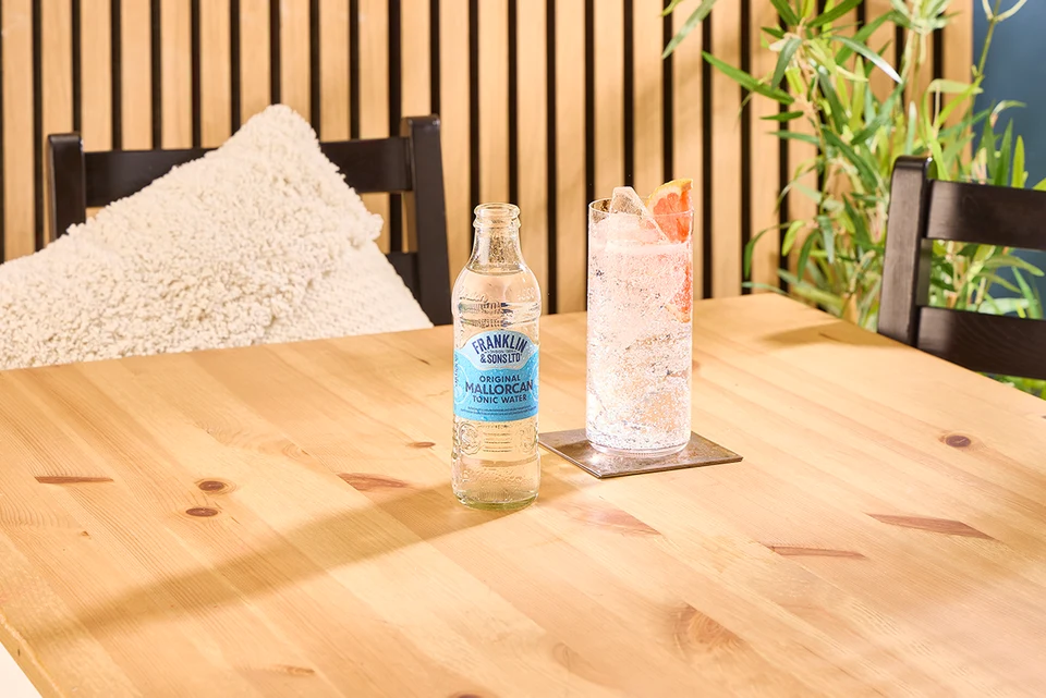 Oficiální lifestyle fotografie produktu F&S tonik Mallorcan 0,2l.