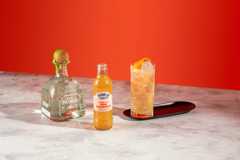 Oficiální lifestyle fotografie produktu F&S soda Grapefruit růžový 0,2l.