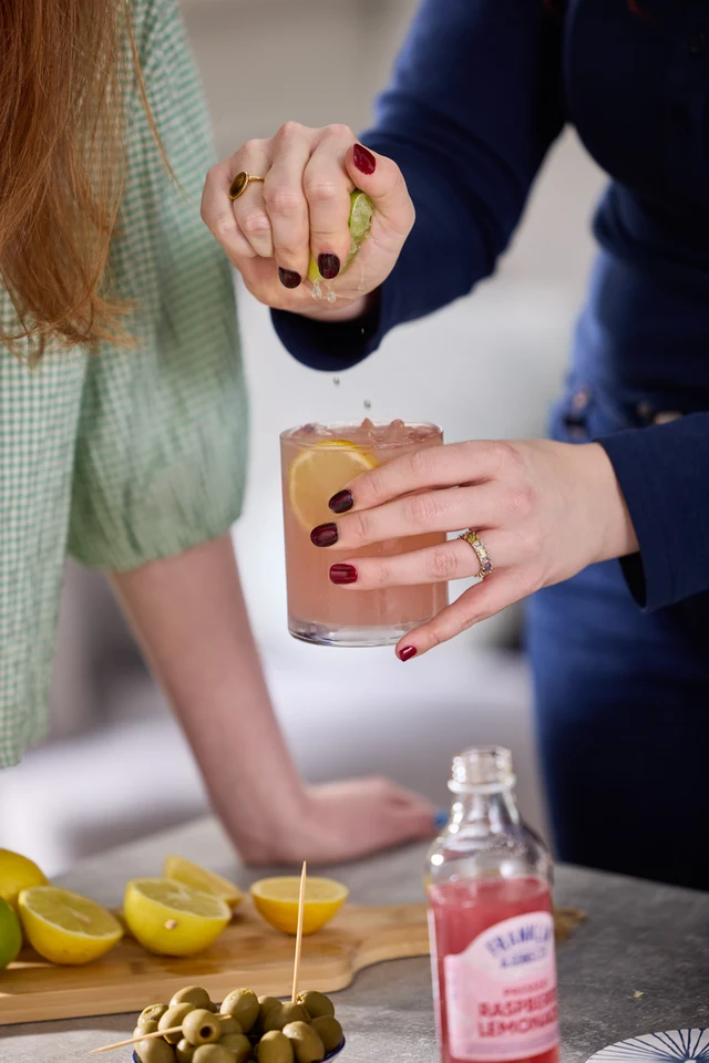 Oficiální lifestyle fotografie produktu F&S limonáda Malina 0,275l.