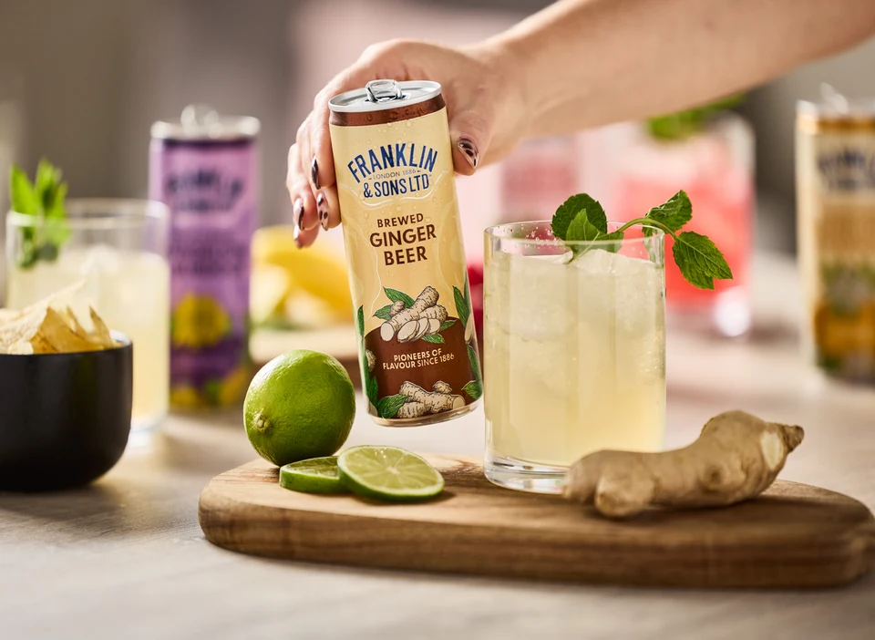 Oficiální lifestyle fotografie produktu F&S Ginger Beer plechovka 0,15l.