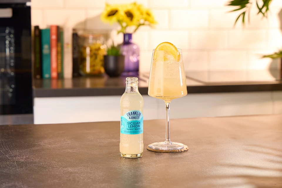 Oficiální lifestyle fotografie produktu F&S tonik Sicilian Lemon 0,2l.