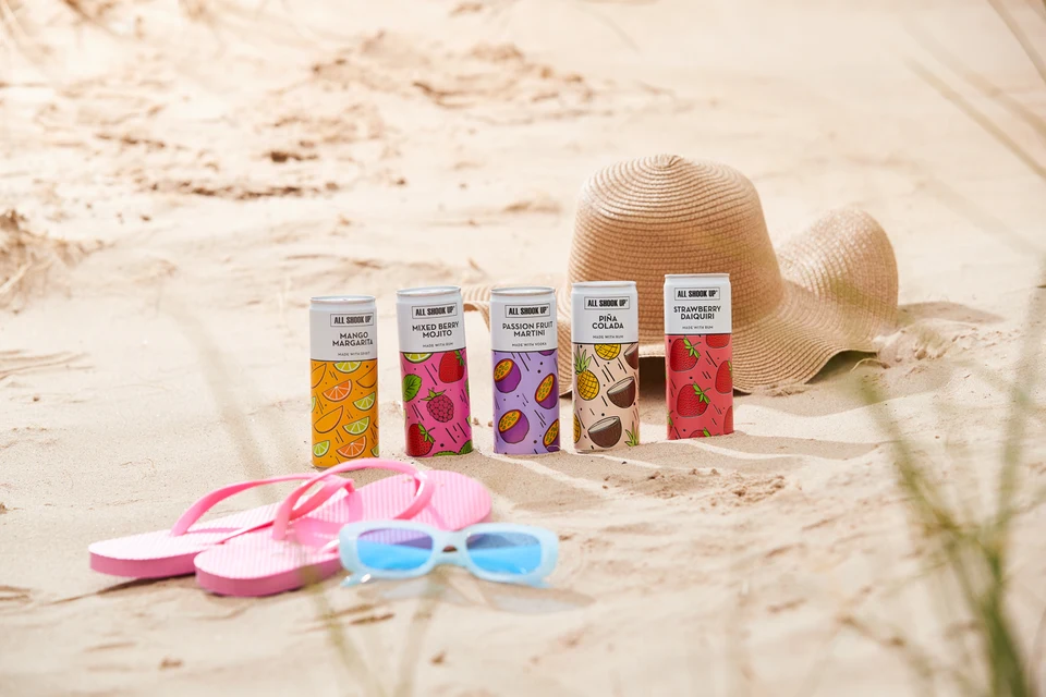 Oficiální skupinová lifestyle fotografie produktů Ready to Drink Passion Fruit Martini 3,4%, Ready to Drink Strawberry Daiquiri 3,4%, Ready to Drink Mojito 3,4%, Ready to Drink Pina Colada 3,4%.
