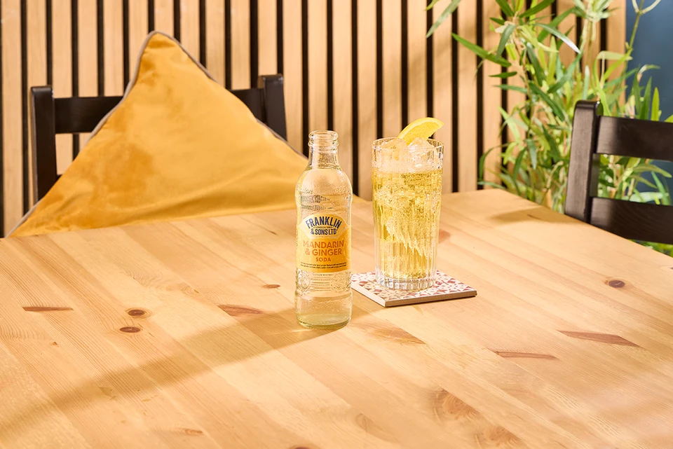 Oficiální lifestyle fotografie produktu F&S soda Mandarinka & Zázvor 0,2l.