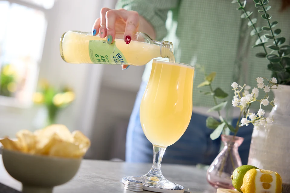 Oficiální lifestyle fotografie produktu F&S limonáda Jablko & Hruška 0,275l.