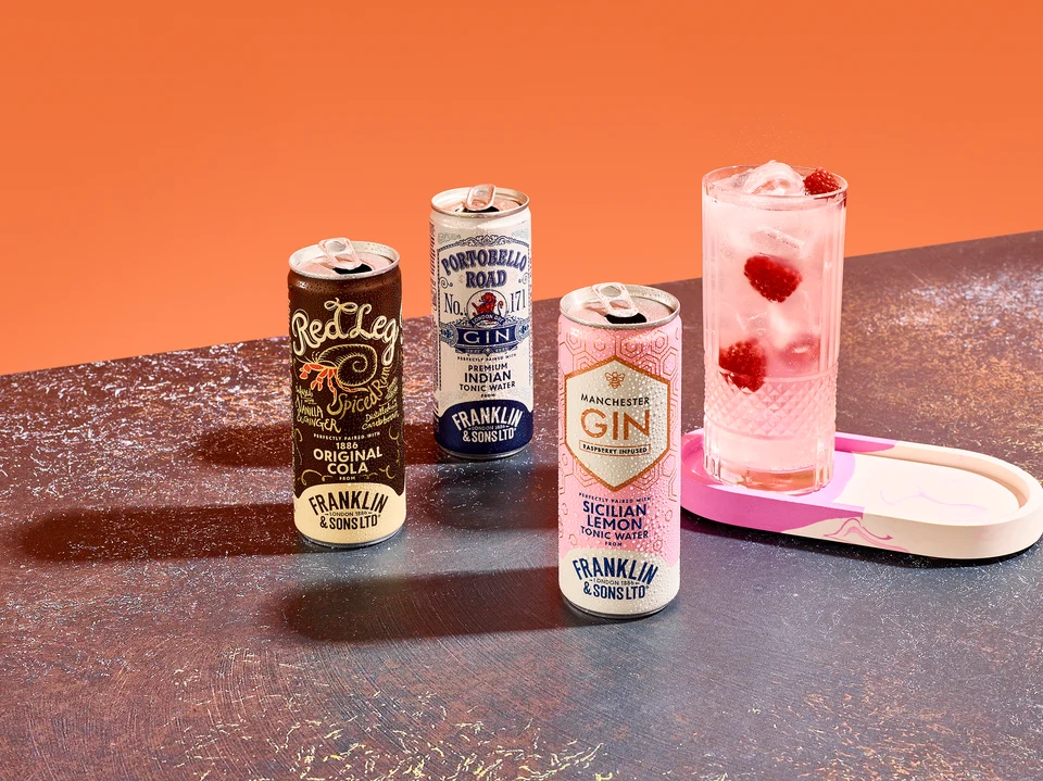 Oficiální skupinová lifestyle fotografie produktů F&S Ginger Beer 0,2l, F&S tonik Natural Indian 0,2l, F&S tonik Rebarbora & Ibišek 0,2l.