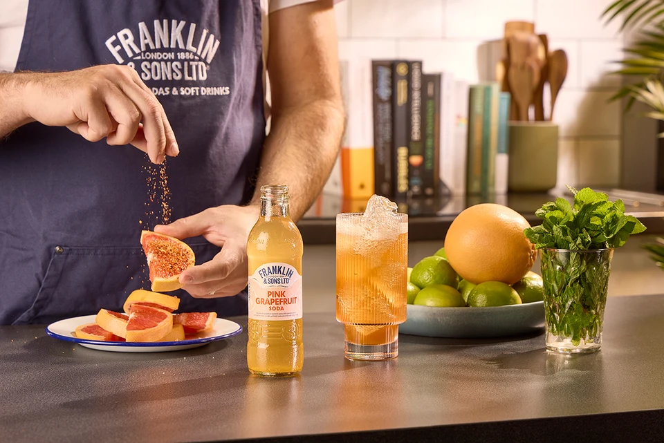 Oficiální lifestyle fotografie produktu F&S soda Grapefruit růžový 0,2l.
