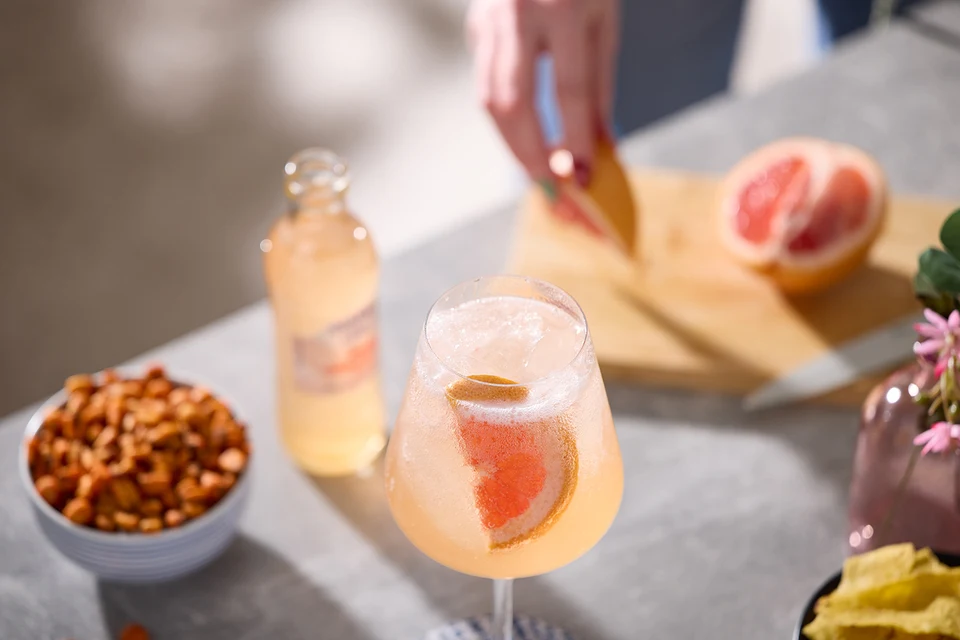 Oficiální lifestyle fotografie produktu F&S soda Grapefruit růžový 0,2l.