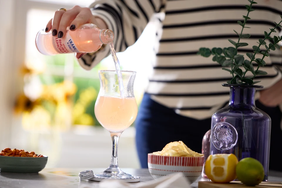 Oficiální lifestyle fotografie produktu F&S limonáda Růže 0,275l.