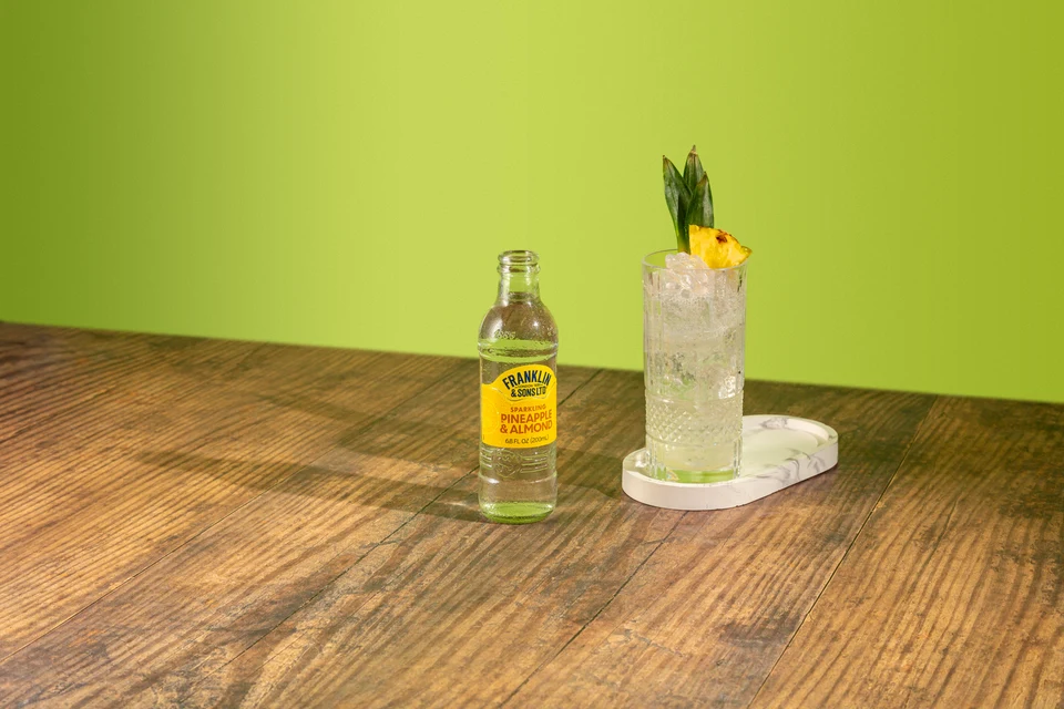 Oficiální lifestyle fotografie produktu F&S soda Ananas & Mandle 0,2l.